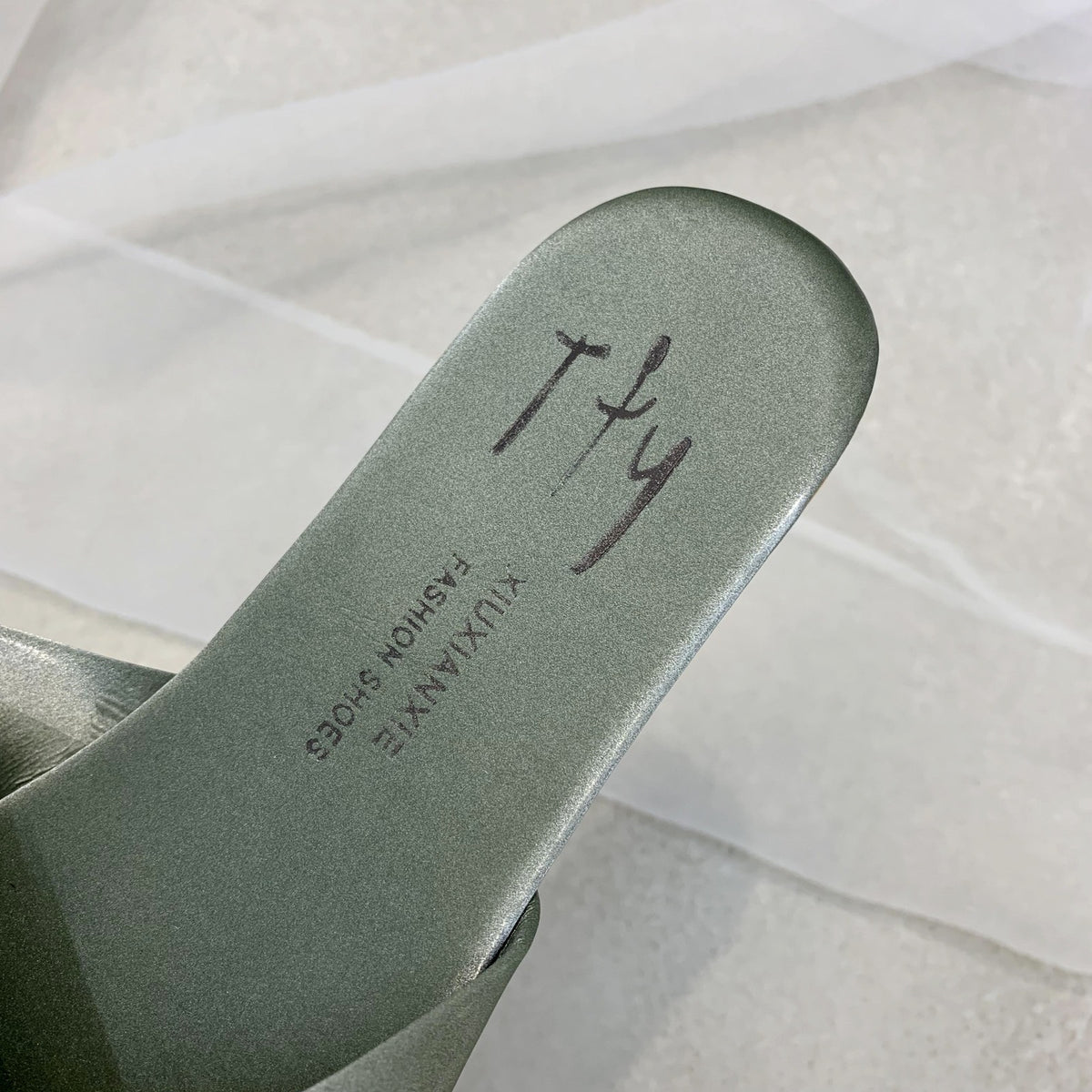 WOVEN CROSSOVER FLAT SLIDES