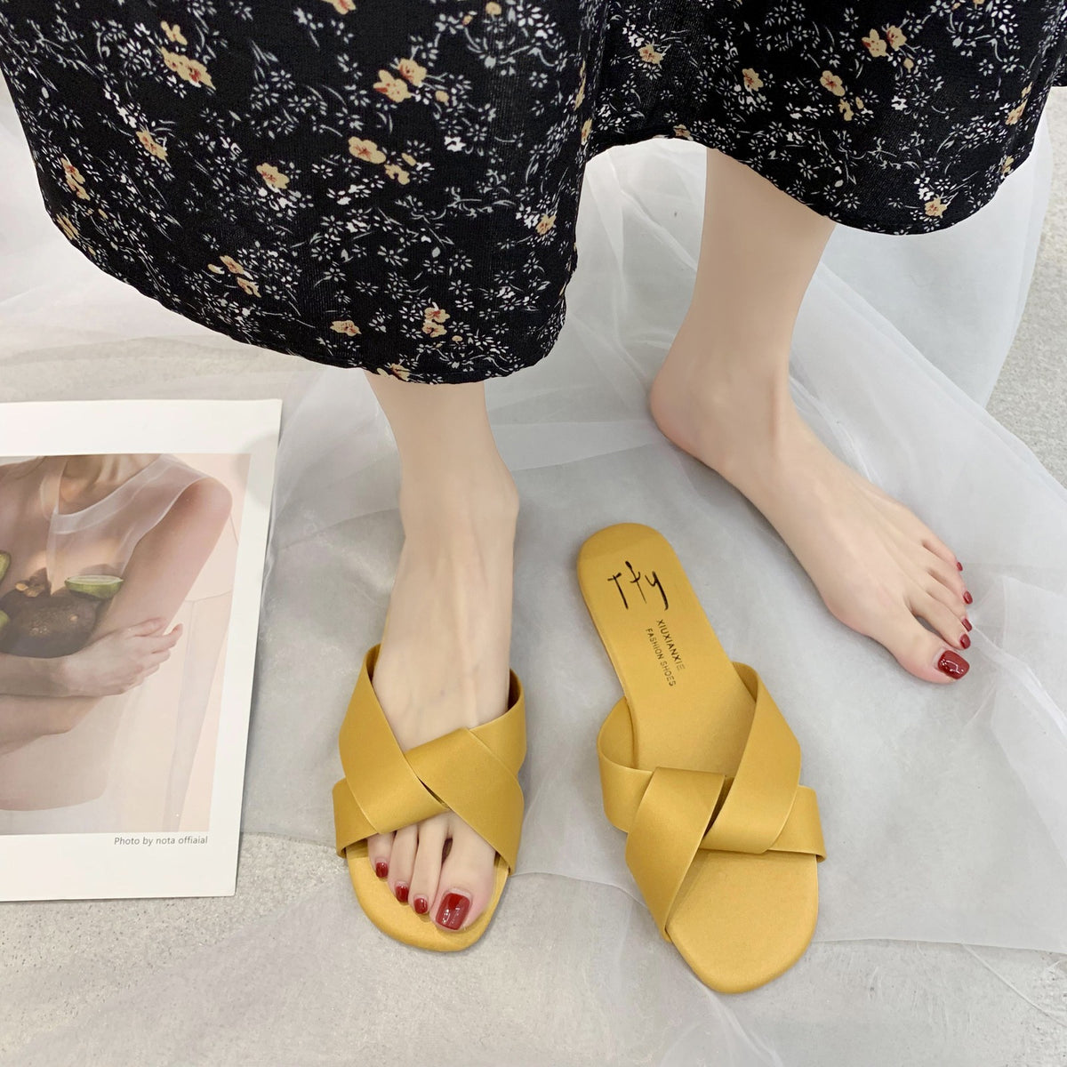 WOVEN CROSSOVER FLAT SLIDES