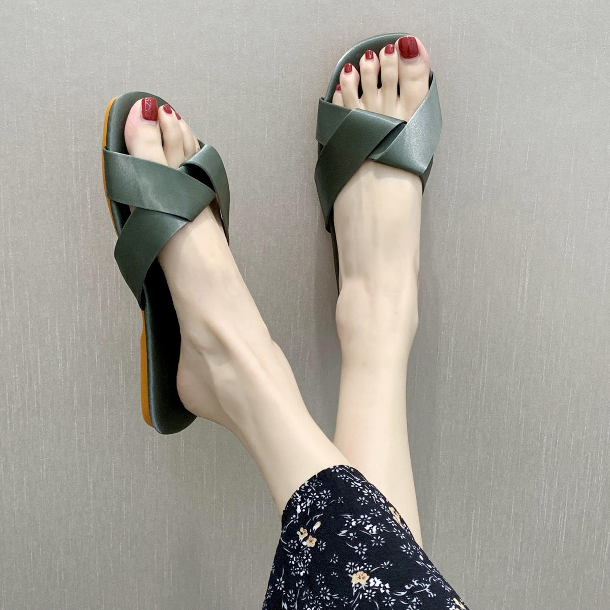 WOVEN CROSSOVER FLAT SLIDES